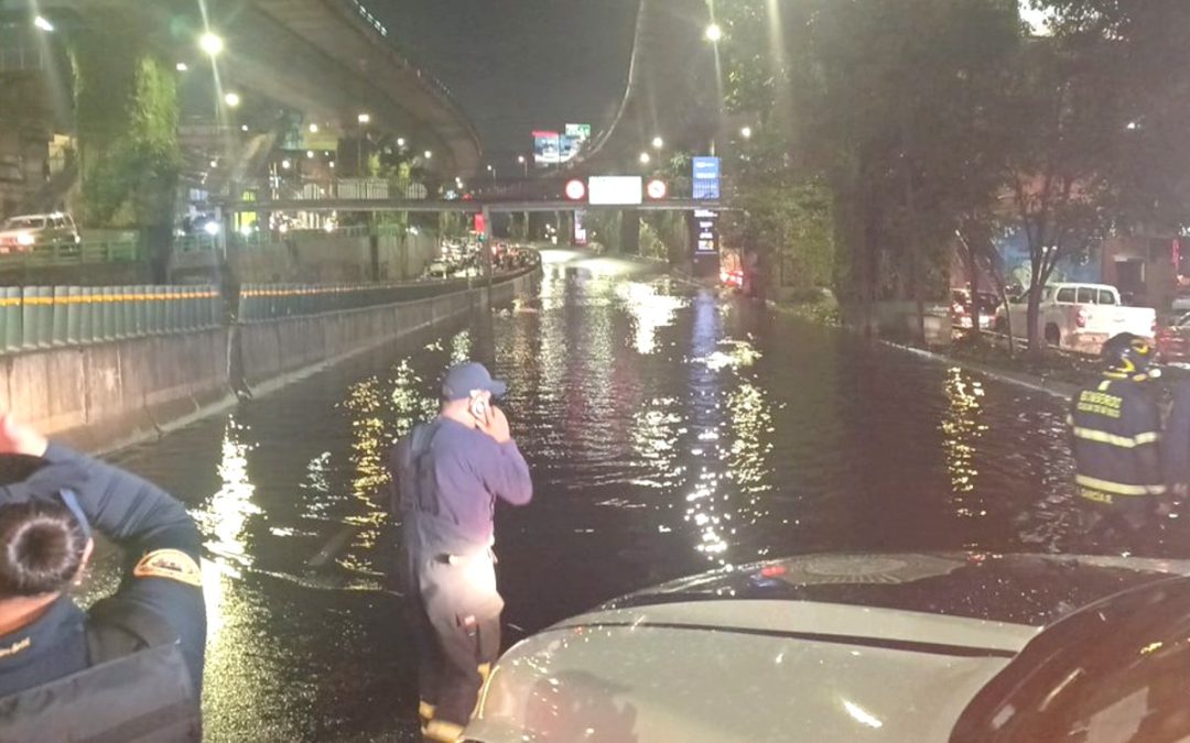 Periférico, colapsado e inundado tras fuertes lluvias