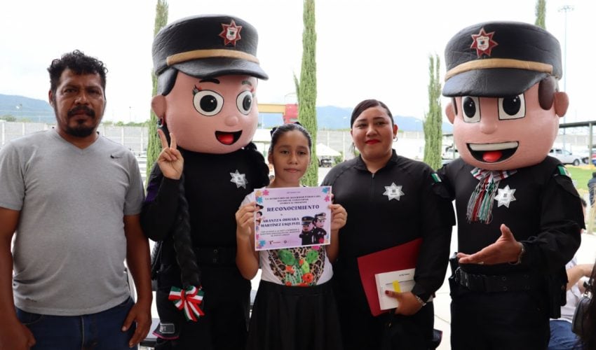 Entrega Guardia Estatal de Género reconocimiento a niñas ganadoras del concurso para nombrar a botargas oficiales de la SSPT