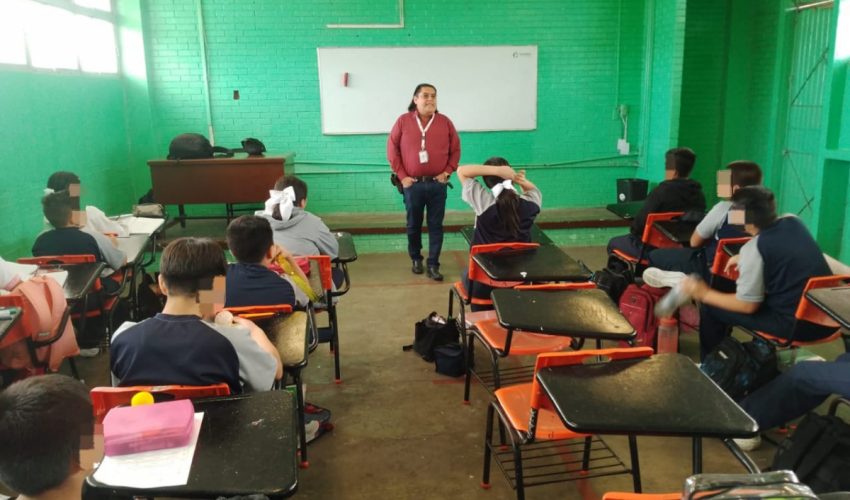 Orientan a estudiantes de secundaria respecto a la Ley Penal para prevenir infracciones