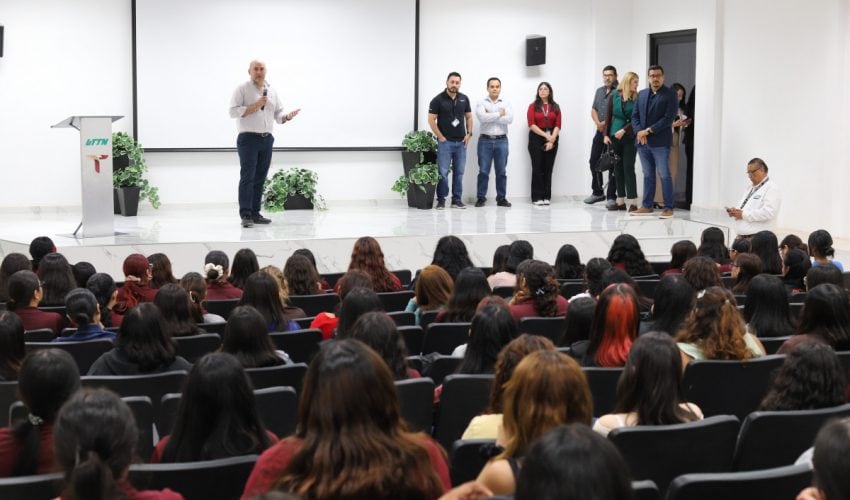 Reconocen alumnas de la UTTN a Corning por el programa Becas Choices