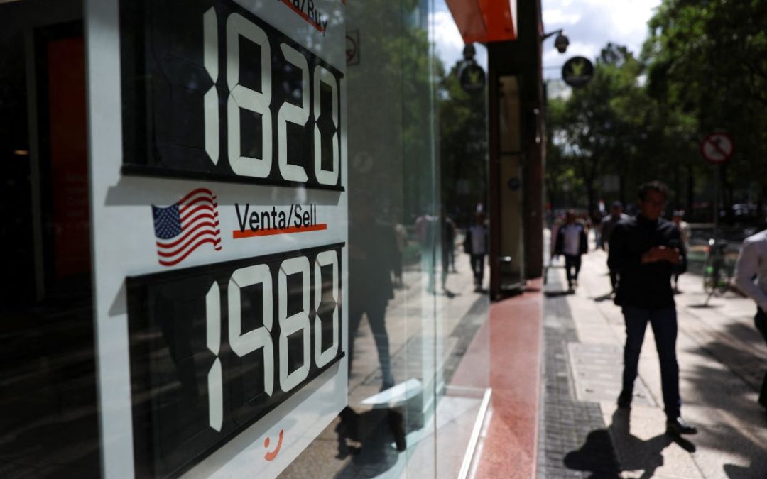 Peso mexicano retrocede; sigue por debajo de los 18 por dólar