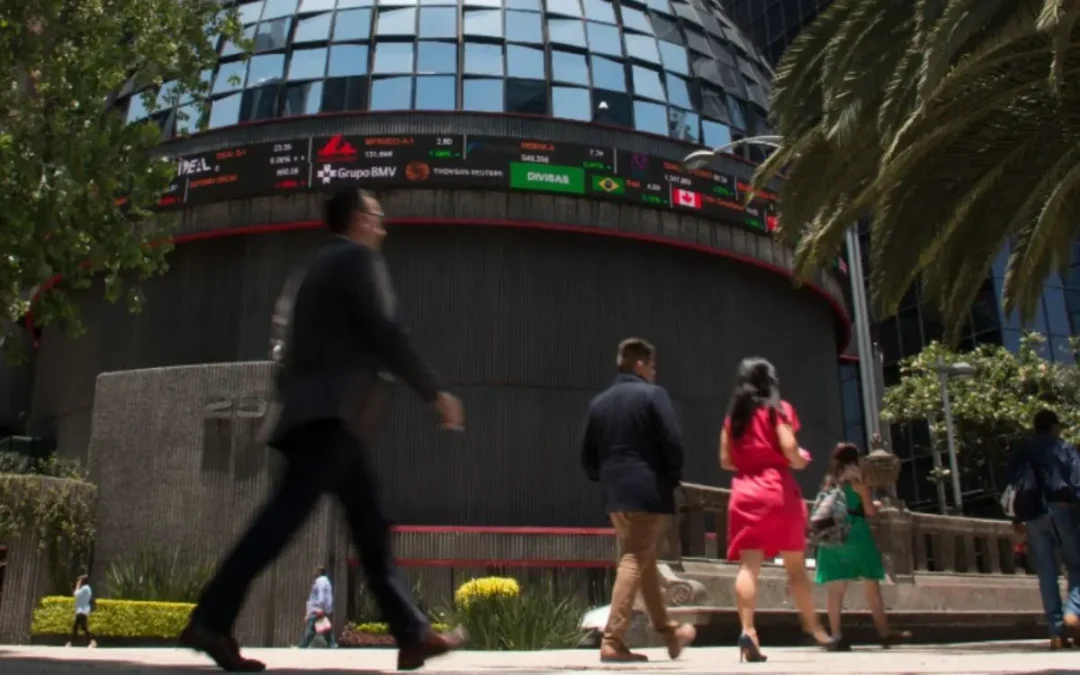 Bolsa Mexicana de Valores llega a su máximo histórico; peso a 17.65 por dólar