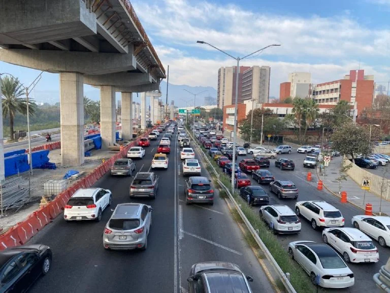 Regreso a clases colapsa el tráfico en la zona Metropolitana de Monterrey