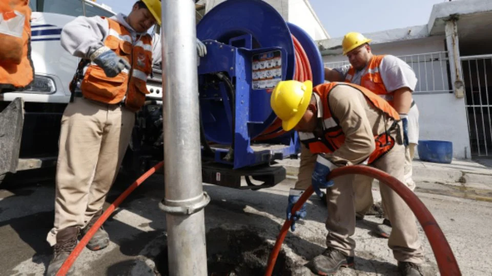 Agua y Drenaje limpia 328 km de drenaje sanitario en los últimos 4 meses