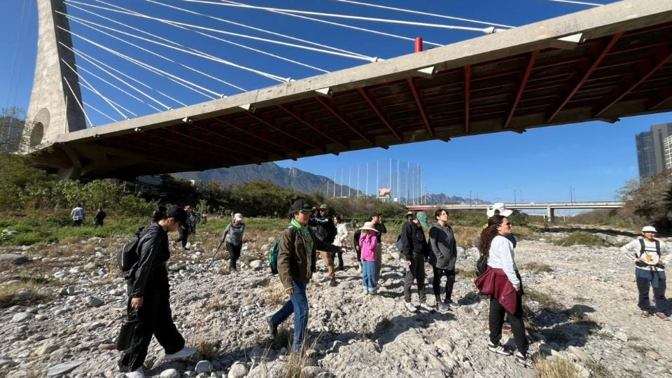 Activistas documentan contaminación en recorrido por el río Santa Catarina