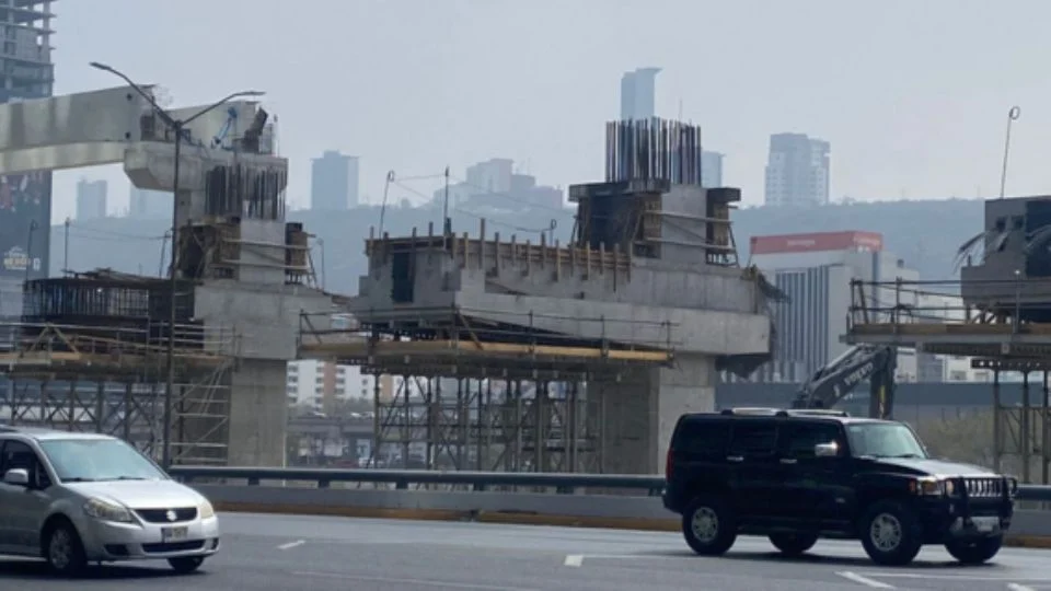 Colapso en columna de la Línea 4 del Metro deja 5 heridos; Estado prepara investigación