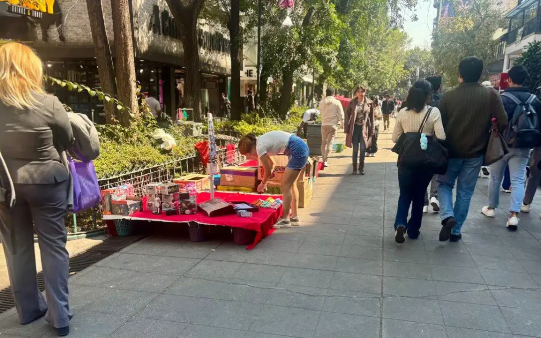 Tasa de informalidad laboral en México sube a 55% en el cuarto trimestre de 2025