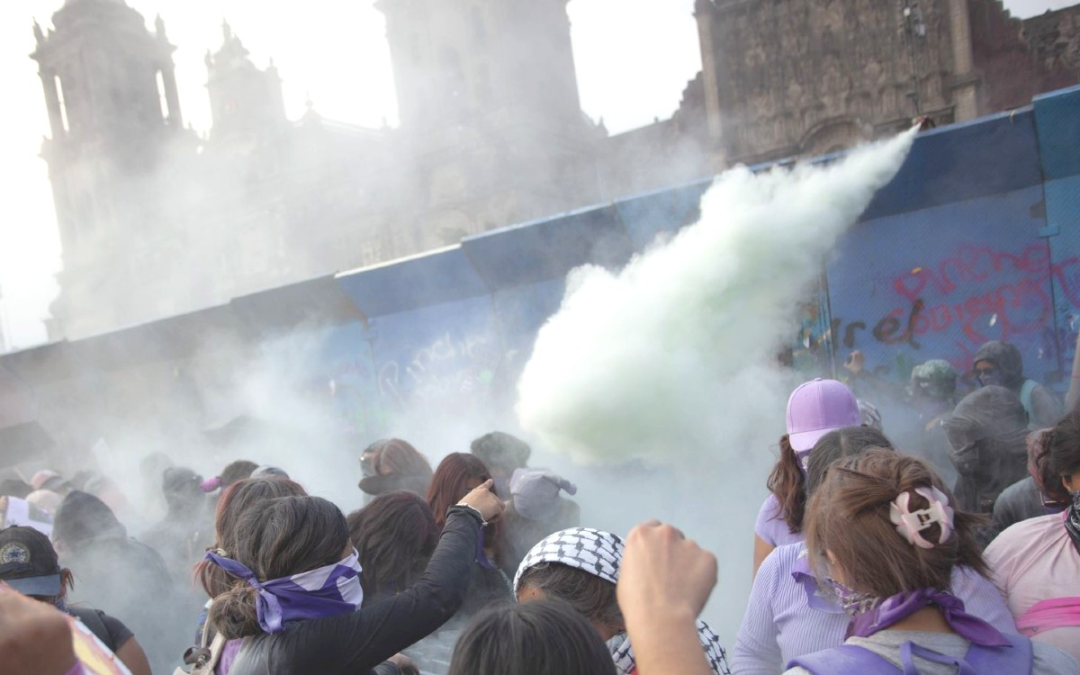 Detienen a seis hombres por causar destrozos en el Zócalo durante marcha del 8M