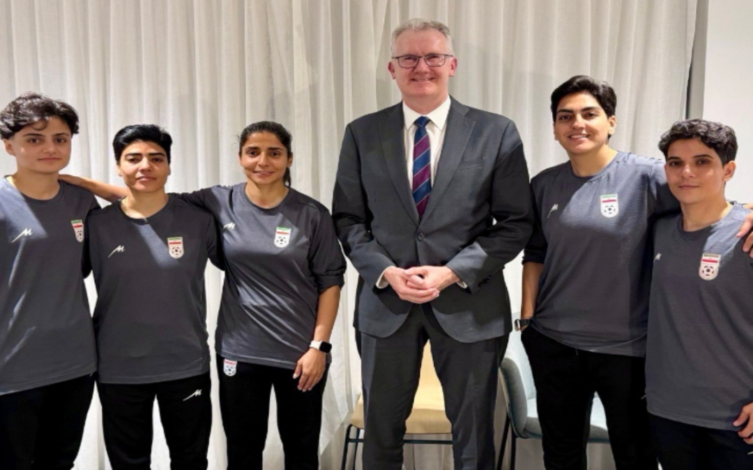 Siete futbolistas iraníes reciben asilo en Australia, el resto del equipo viajó a Malasia: Burke | Video