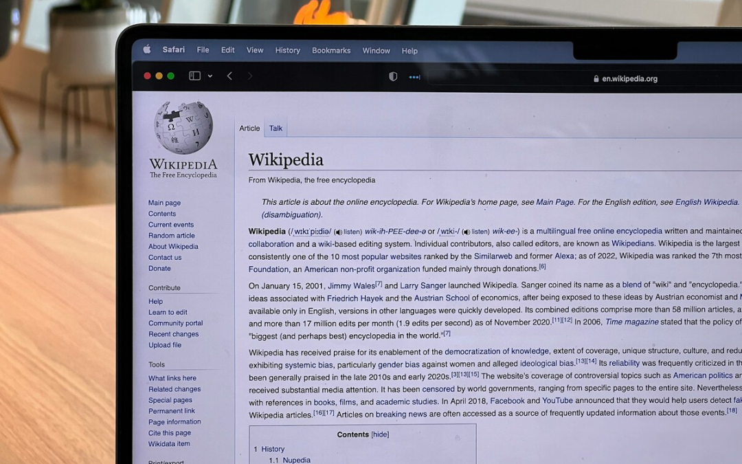 La IA prometía ayudar a traducir artículos de Wikipedia: terminó colando errores y referencias que no cuadraban