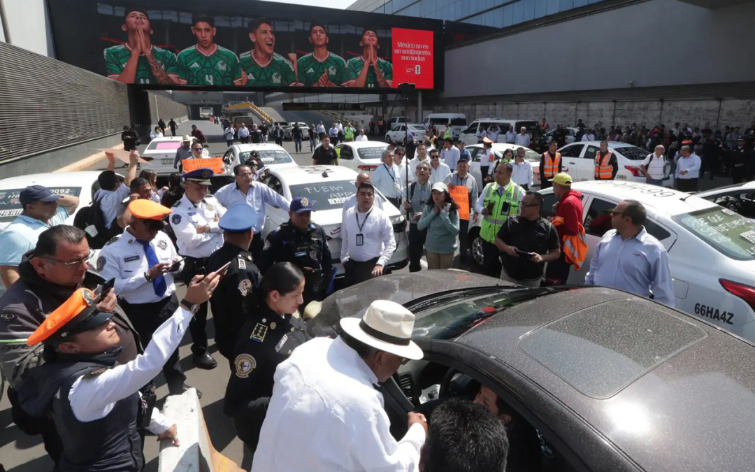 Sheinbaum urge diálogo entre taxistas y plataformas tras bloqueos en el AICM
