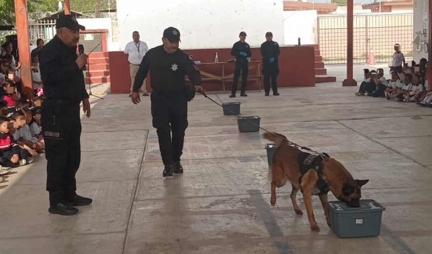 Acerca Guardia Estatal a “Max”, perro especializado, a comunidad escolar