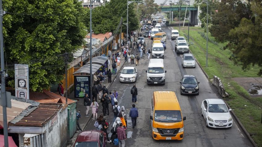 “Buena noche. En relación con la situación difundida en redes sociales, se informa que no se registró incendio en trenes o instalaciones del Metro.  La presencia de fuego ocurrió al exterior de la estación Politécnico de la Línea 5, derivada de la quema de basura, situación que fue atendida de inmediato por personal de seguridad y Protección Civil. No hubo personas lesionadas ni afectación al servicio, el cual operó con normalidad.”