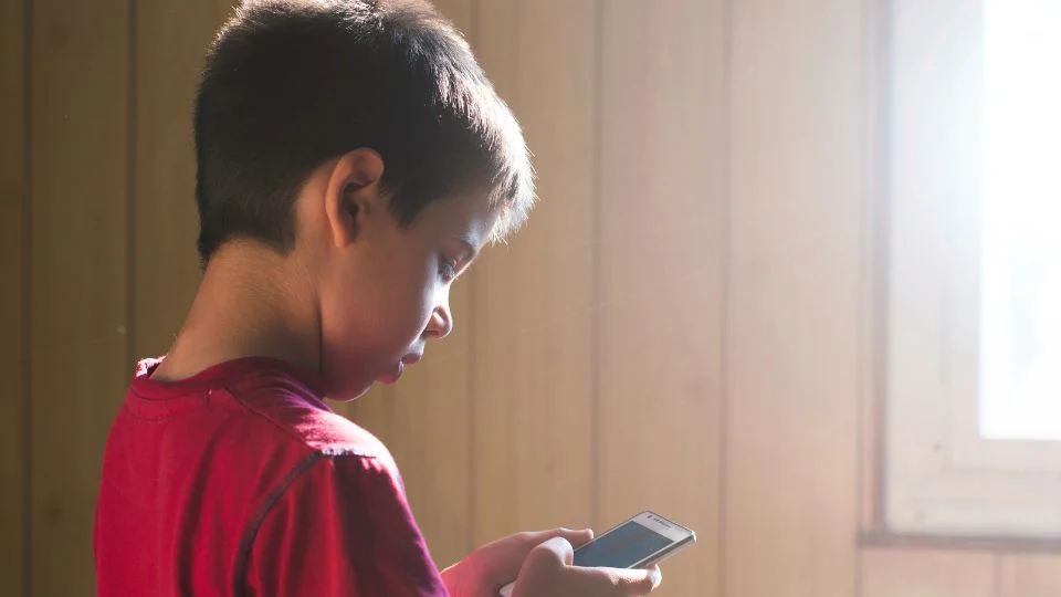 Madres en Monterrey impulsan movimiento para retrasar uso de celulares en niños