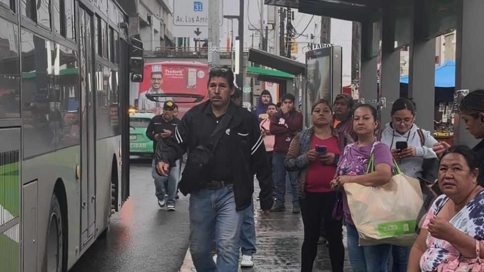 Usuarios reportan esperas de hasta hora y media para abordar camión en NL