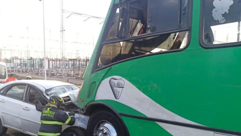 Choca auto contra camión de pasajeros en Iztapalapa, hay dos lesionados