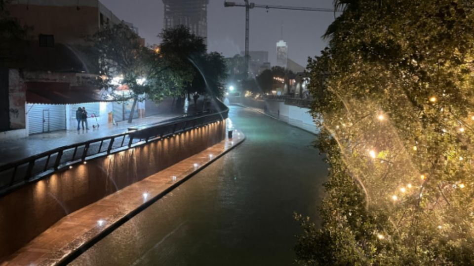 Lluvia causa encharcamientos esta noche en Monterrey y Área Metropolitana