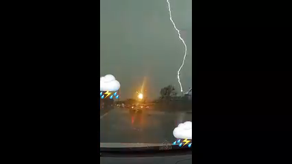 Conductor capta caída de rayo y explosión de poste durante tormenta en Apodaca